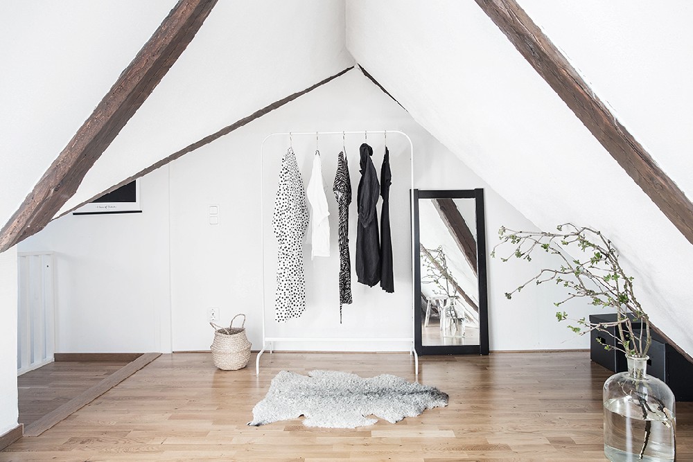 Разкошен черно-бял апартамент с дървени акценти