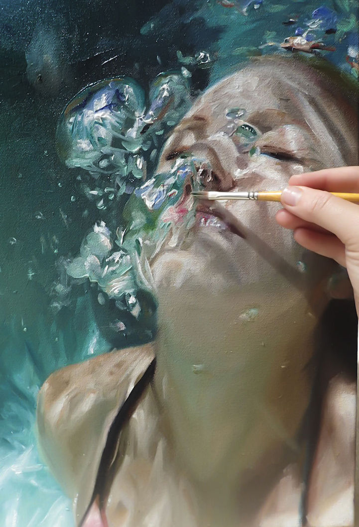 Рисунки на жени, блаженно потопени под вода