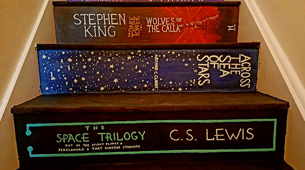 Арт стълби, изрисувани с кориците на любими книги