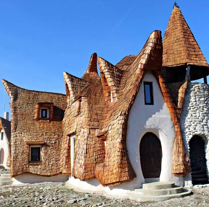 Приказен замък, изграден изцяло от естествени материали