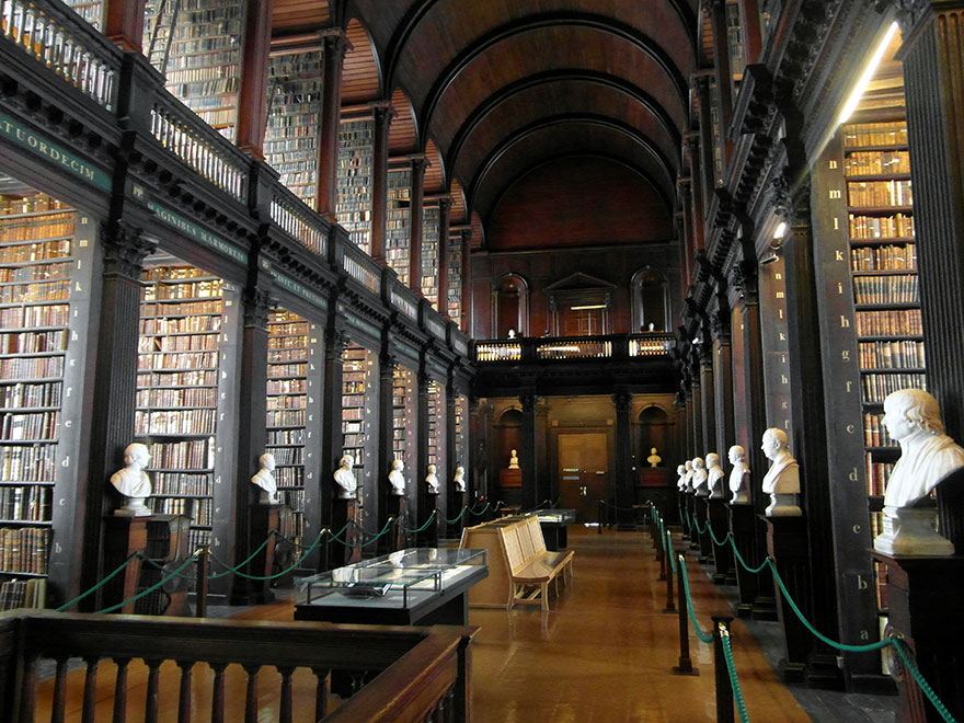 300-годишна библиотека в Дъблин, съхраняваща 200 000 книги