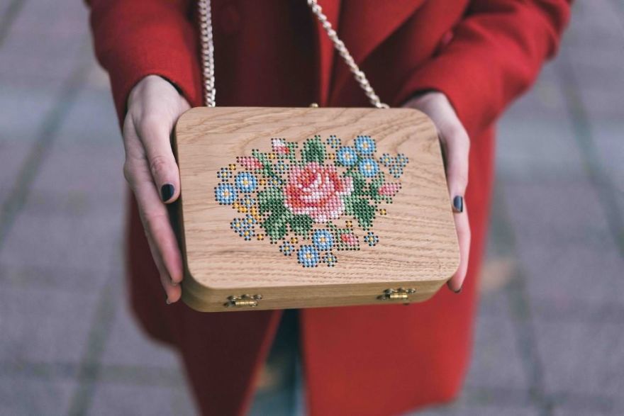 Атрактивни дървени чанти с бродерия