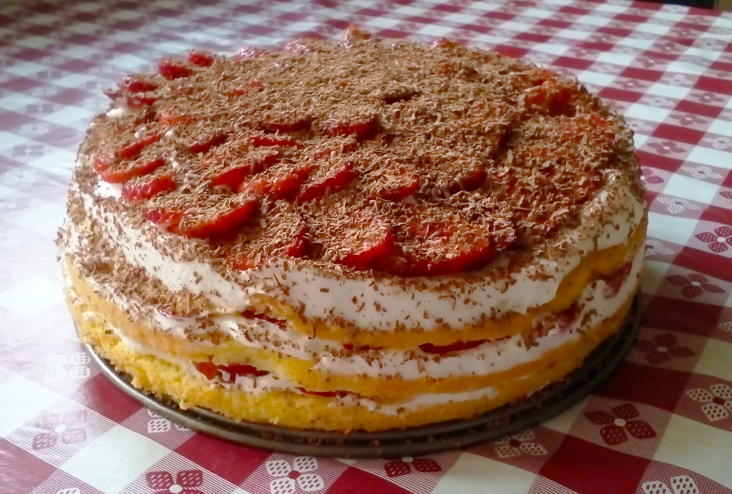 Домашна торта със сметана, пандишпан и ягоди