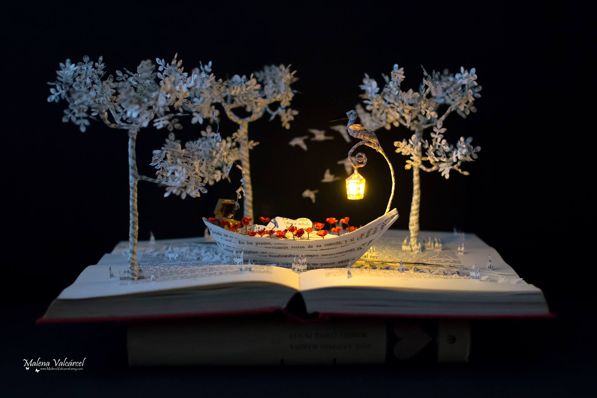 Пефектно изпипани скулптури и бижута от стари книги