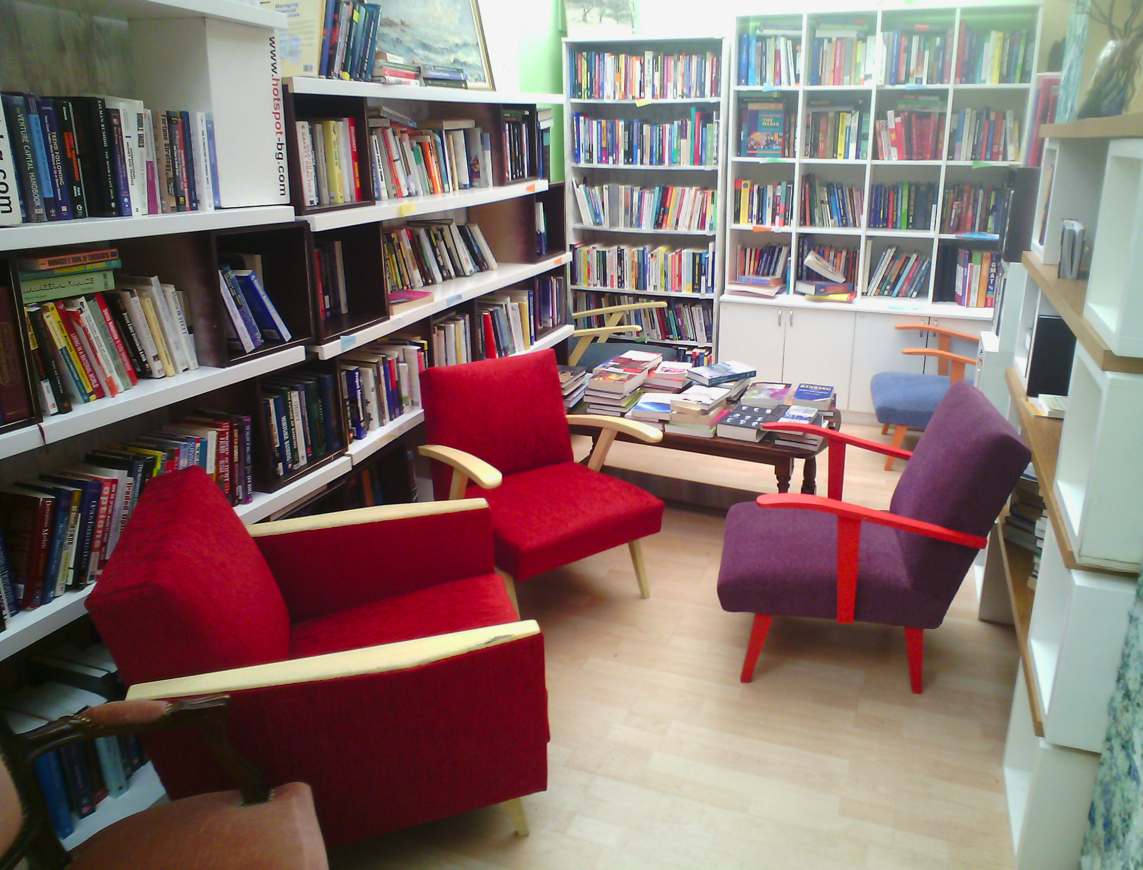 Библиотеката Hot Spot Books&Arts - модерно читалище в центъра на София
