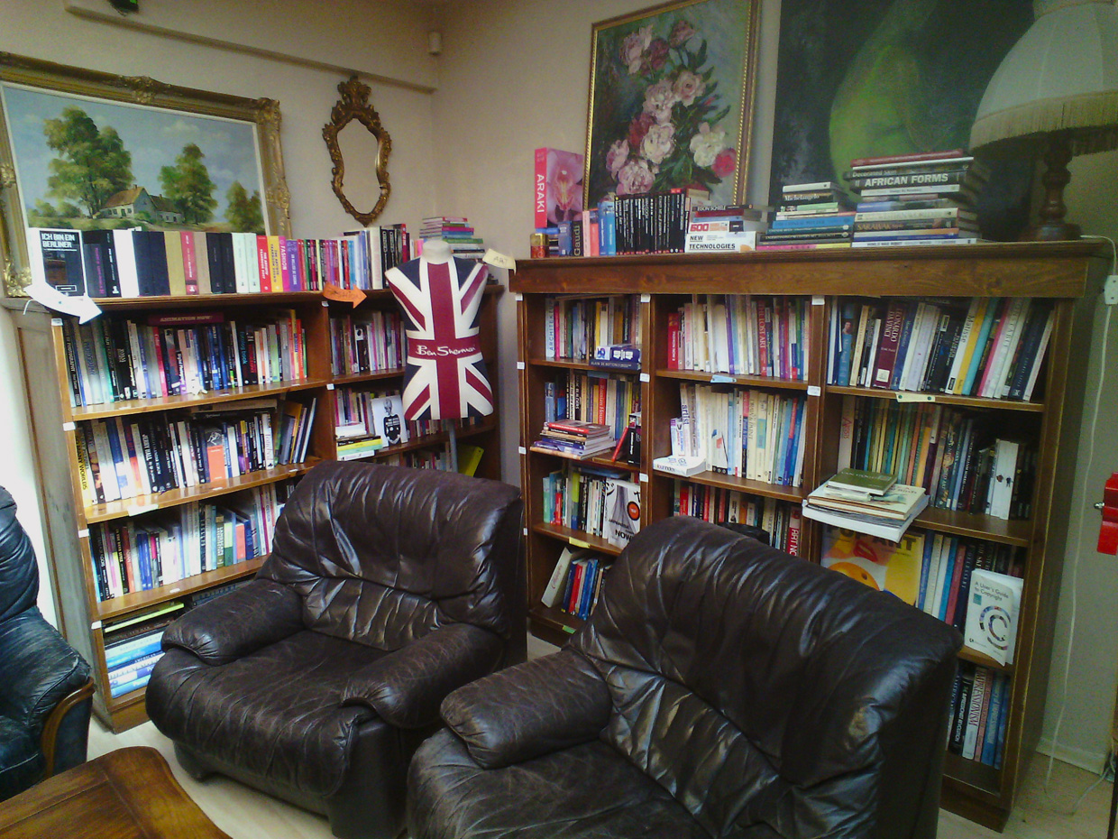 Библиотеката Hot Spot Books&Arts - модерно читалище в центъра на София