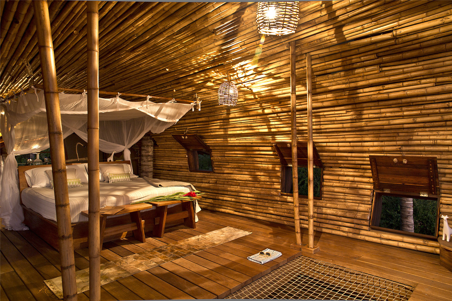 Великолепна бамбукова къща, заобиколена от палми