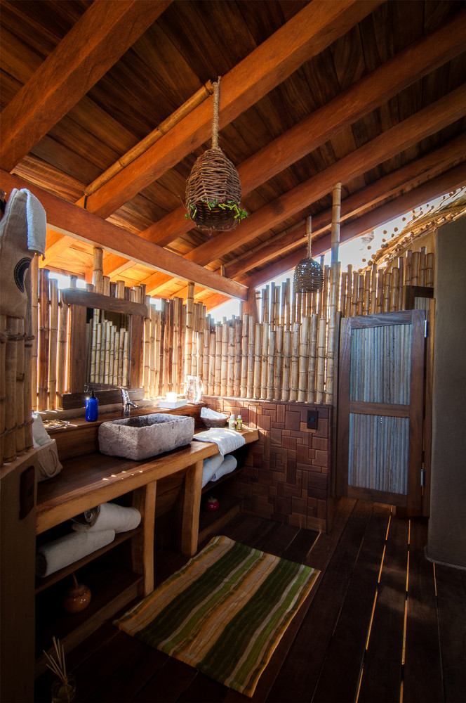 Великолепна бамбукова къща, заобиколена от палми