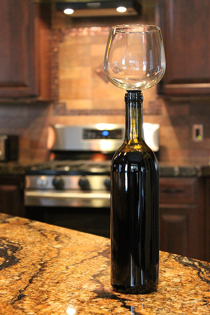 Оригинална чаша за пиене на вино директно от бутилката
