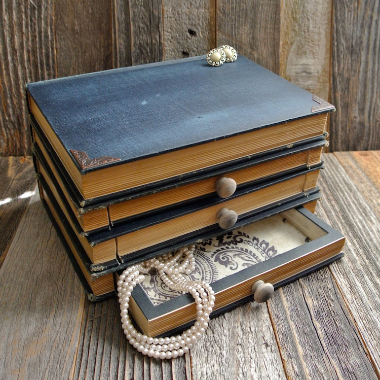Стари книги, превърнати в уникални кутии за бижута