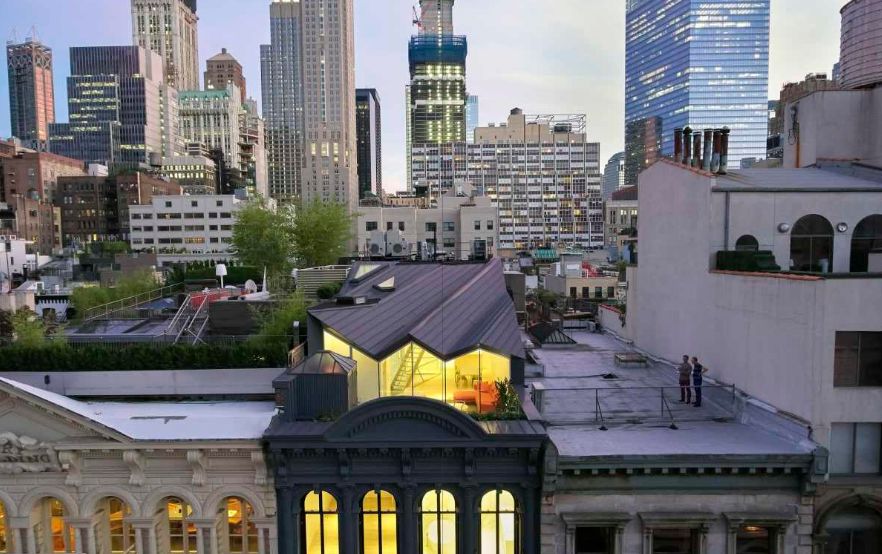 Впечатляващ мезонет, скрит на покрива на историческа сграда в Ню Йорк