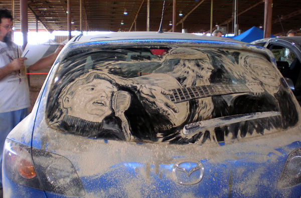 Оригинални рисунки върху мръсни автомобили