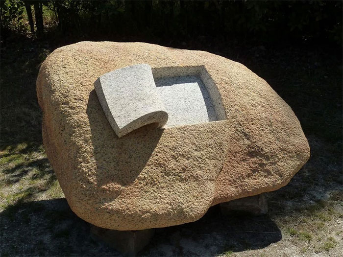 Скулптор кара камъка да се огъва, омеква, топи...
