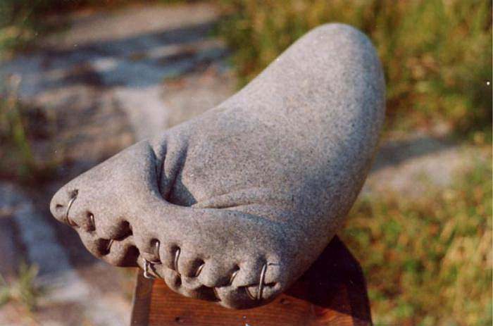 Скулптор кара камъка да се огъва, омеква, топи...