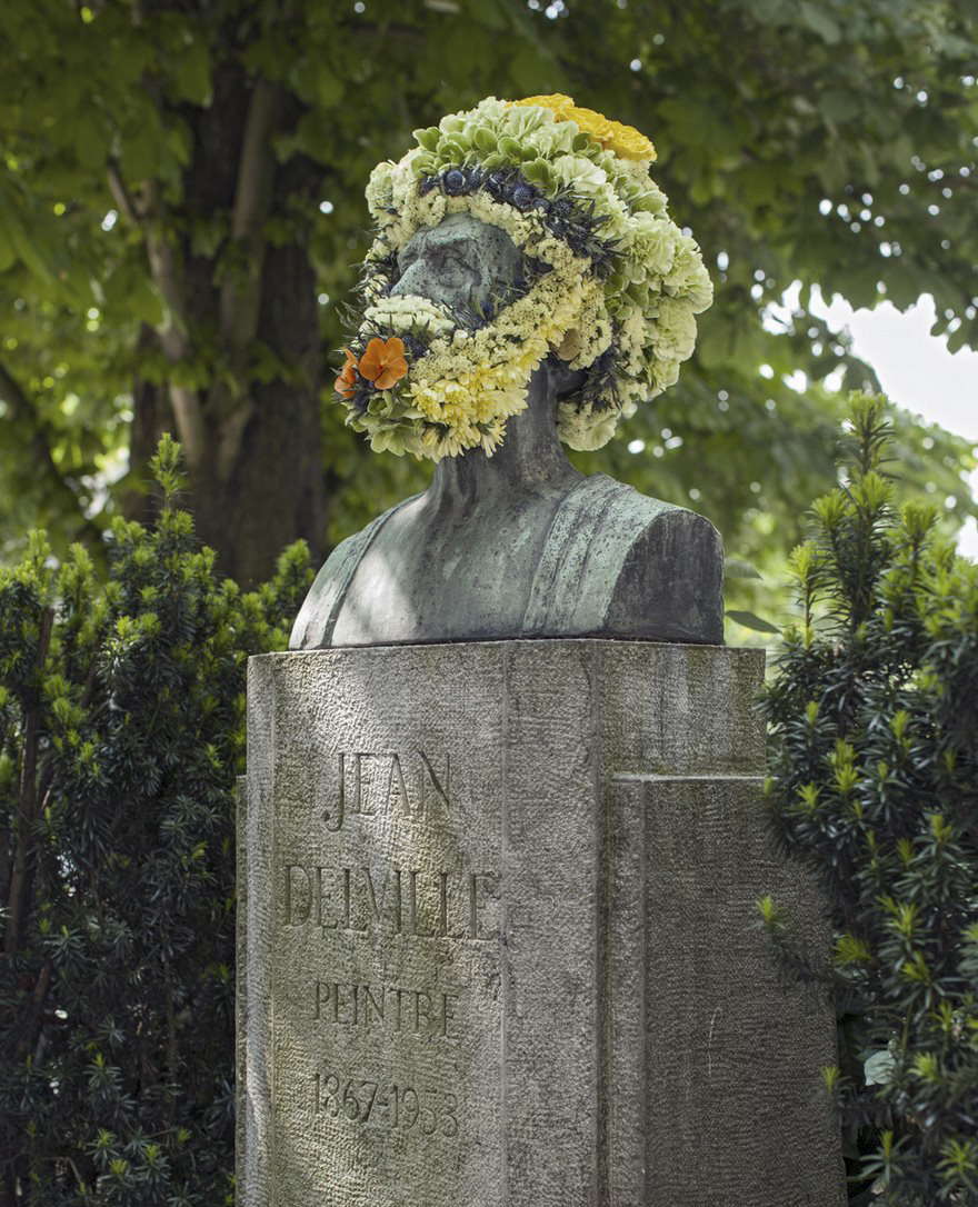 Забравени паметници, декорирани с цветя
