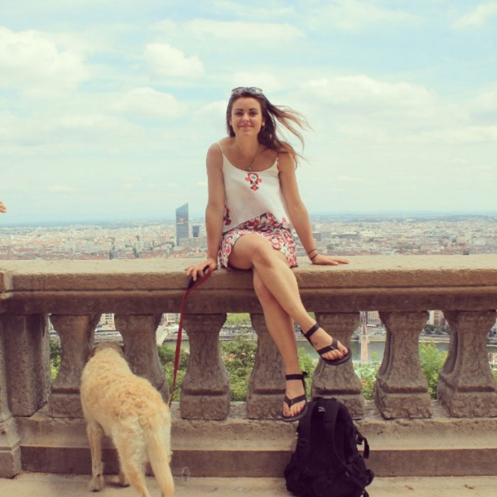 Млада жена възстанови стар микробус, за да пътува с кучето си по света