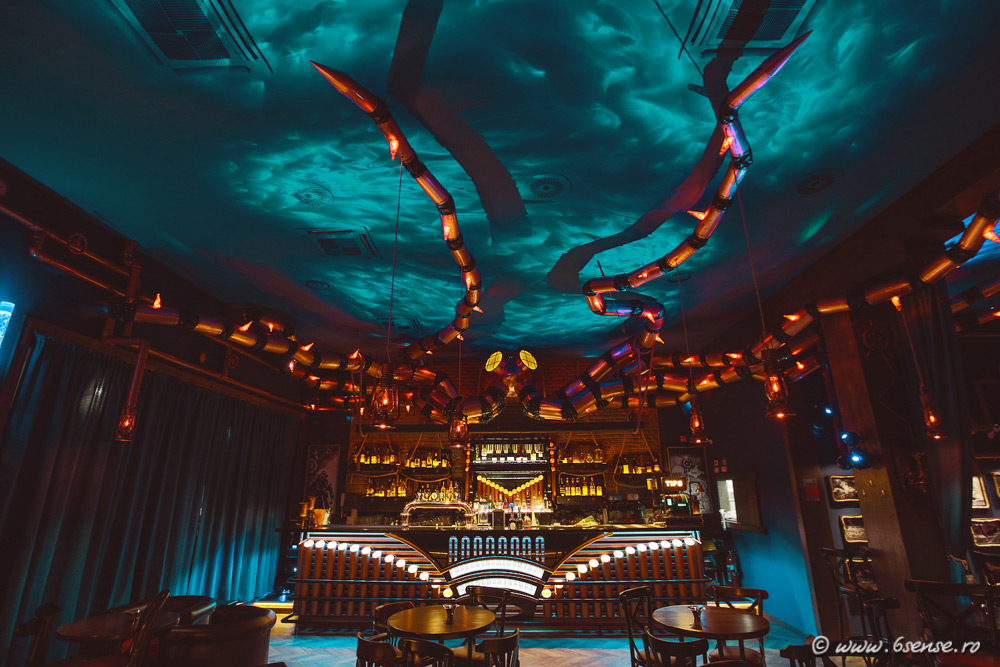Морско чудовище -  част от интериора на бар в Италия