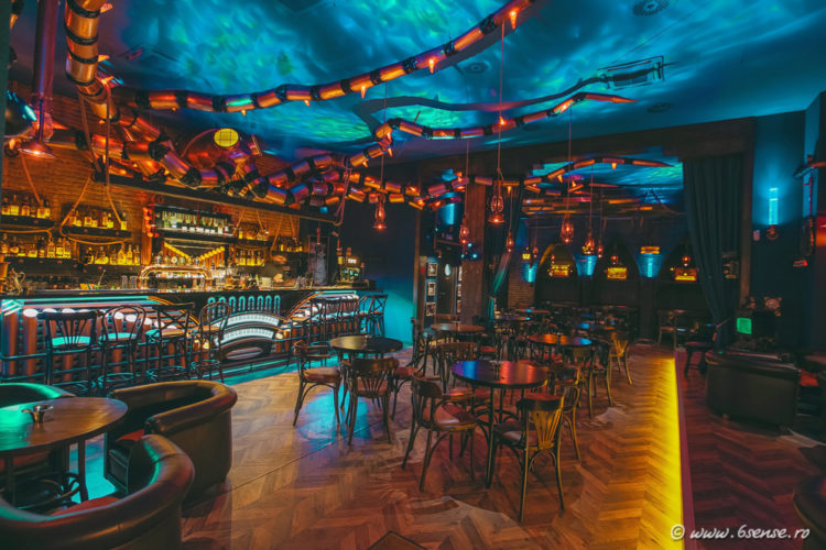 Морско чудовище -  част от интериора на бар в Италия
