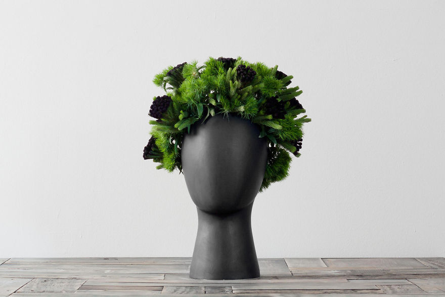 Уникална ваза-глава с перука от цветя