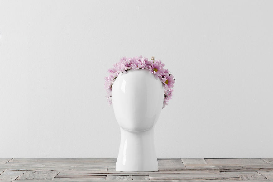 Уникална ваза-глава с перука от цветя