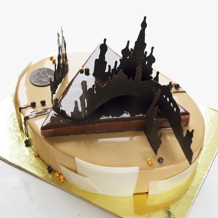 Изкушаващи архитектурни торти с огледална глазура