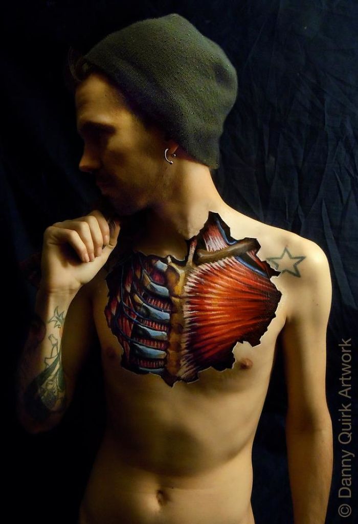Реалистичен бодиарт, показващ анатомията на човешкото тяло