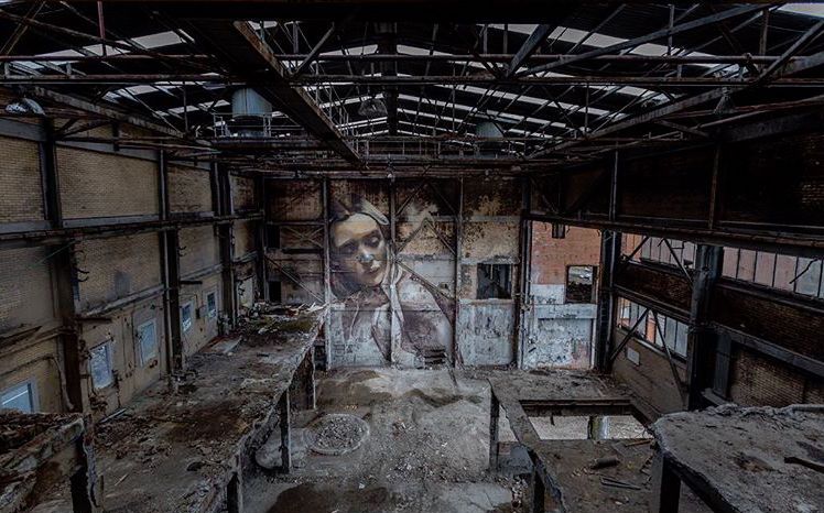 Огромни портрети на жени върху изоставени сгради