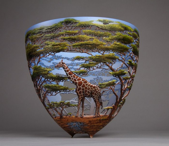 Уникални съдове от дърво, изобразяващи сцени от Африка