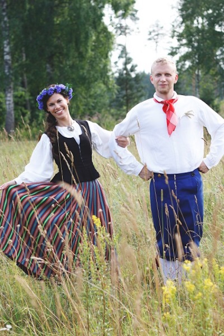 Традиционни сватбени костюми от различни точки на света