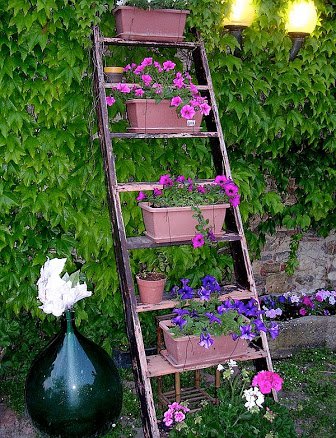 Направи си сам: стари стълби като мини градина