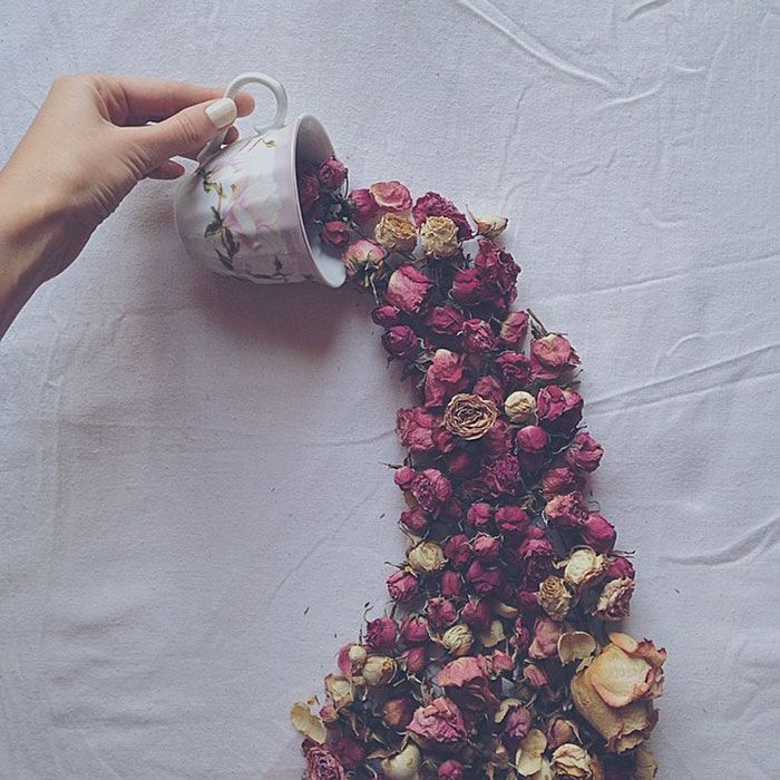 Поетични сцени с чаши чай, преизпълнени с красиви цветя