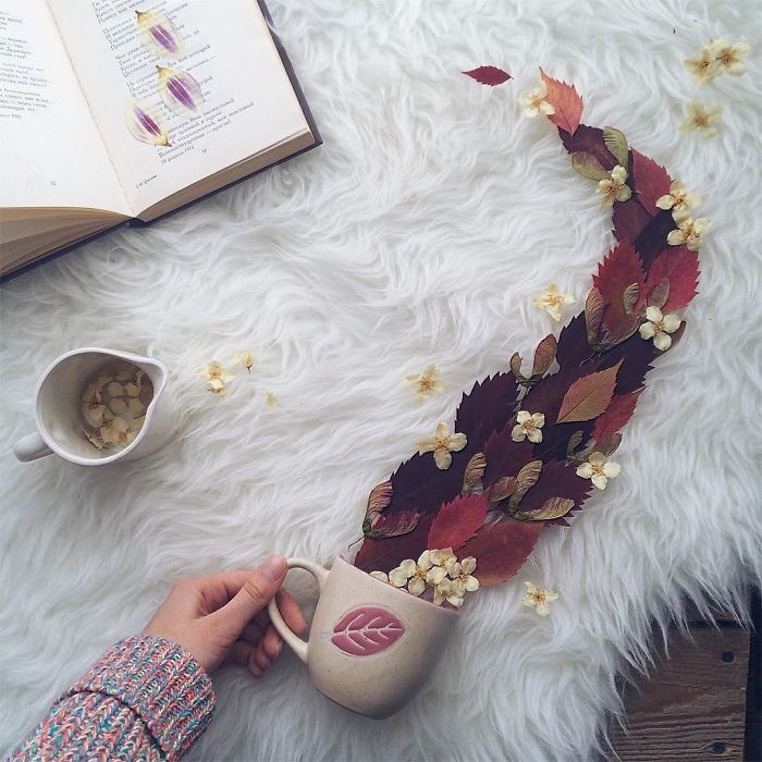 Поетични сцени с чаши чай, преизпълнени с красиви цветя