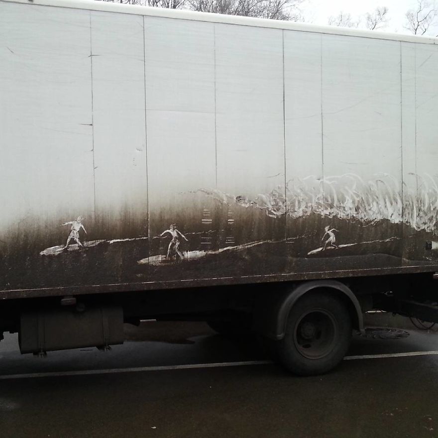 Изкуство върху мръсни коли и камиони