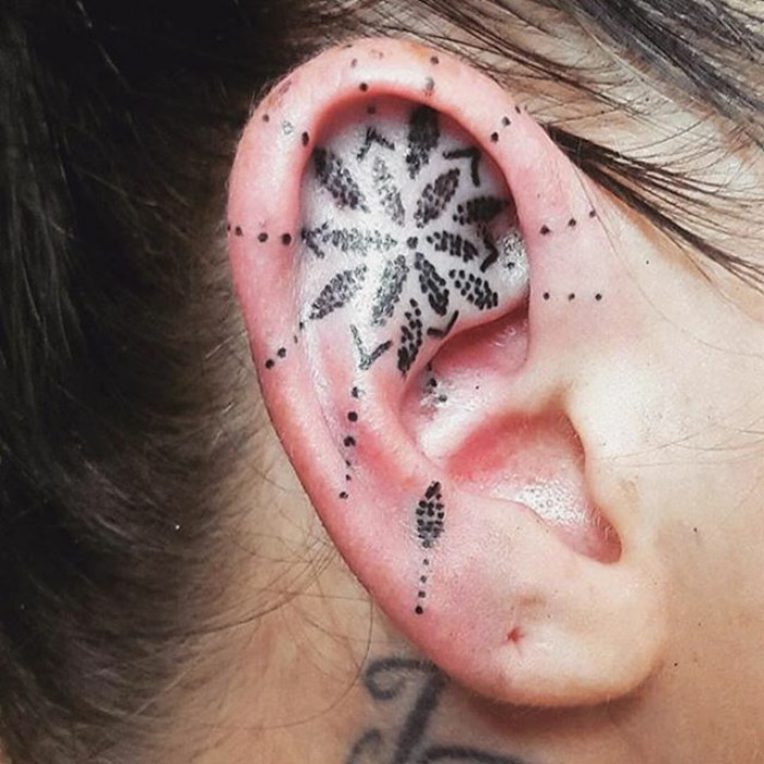 Татуировка върху ухото - най-новата модна мания