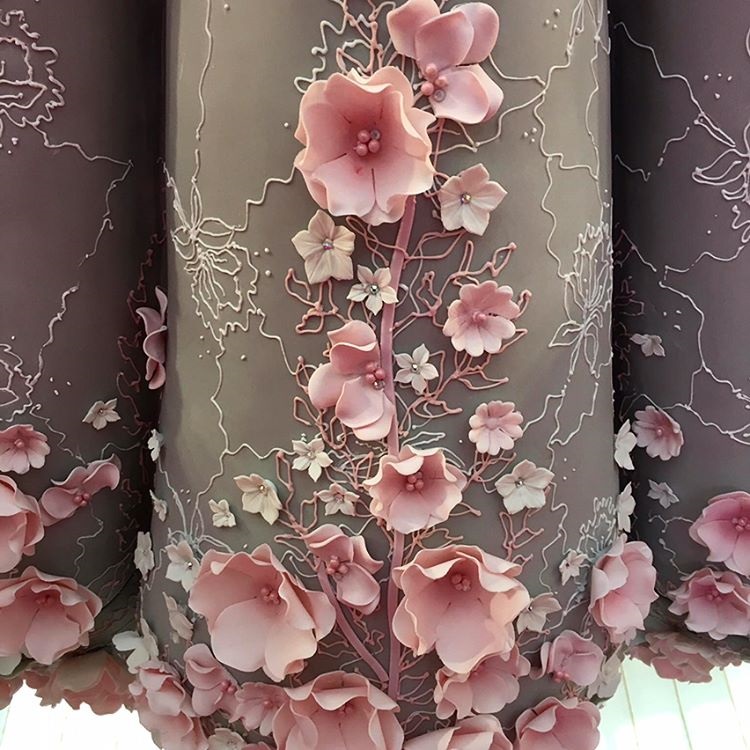 Уникална торта във формата на сватбена рокля с реални размери