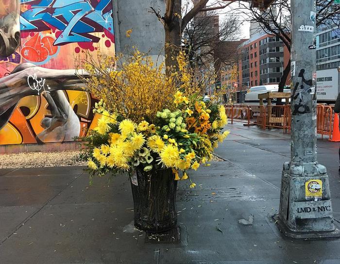 Изкуство или престъпление? Цветар превръща кошчетата в Ню Йорк в гигантски вази