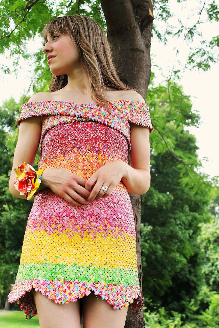 Ефектна рокля от над 10 000 обвивки на бонбони