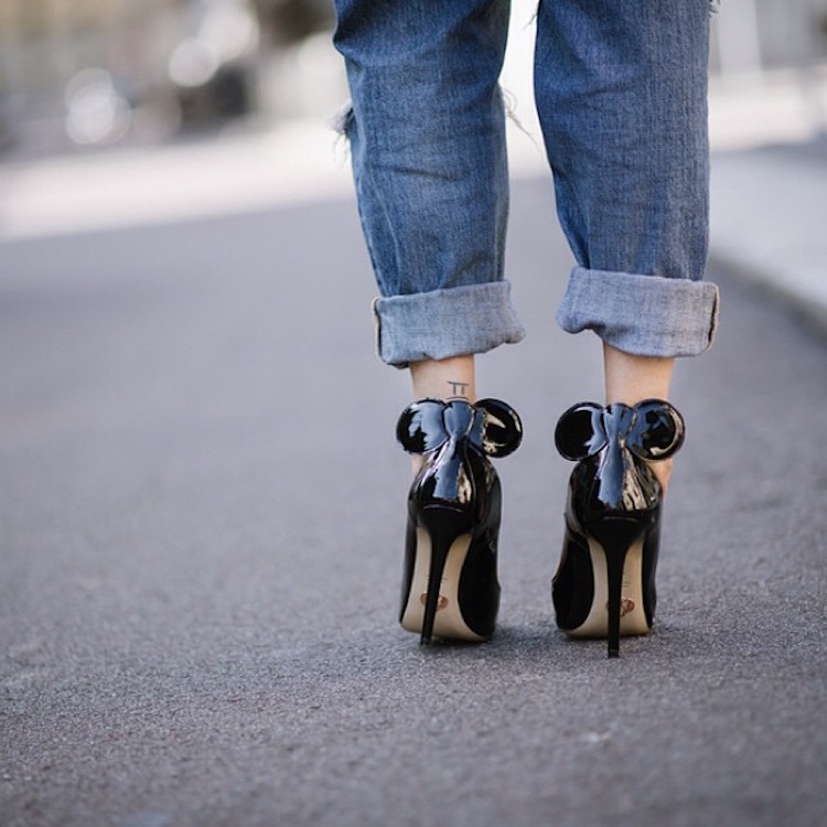 Ефектни обувки с ушичките на Мини Маус