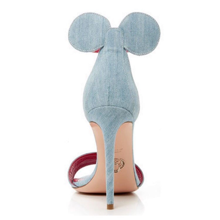 Ефектни обувки с ушичките на Мини Маус