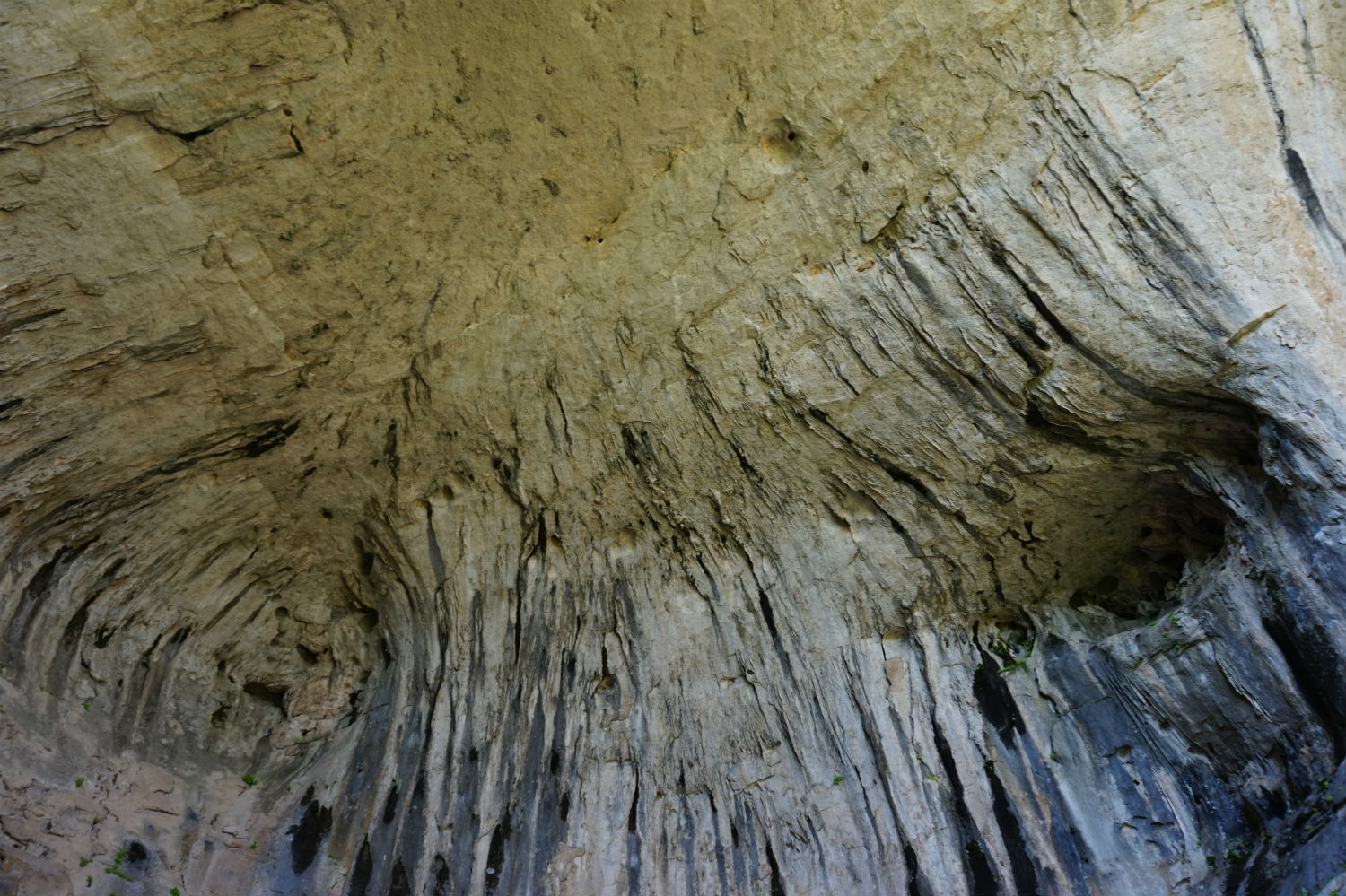 Проходна - най-магнетичната пещера в България