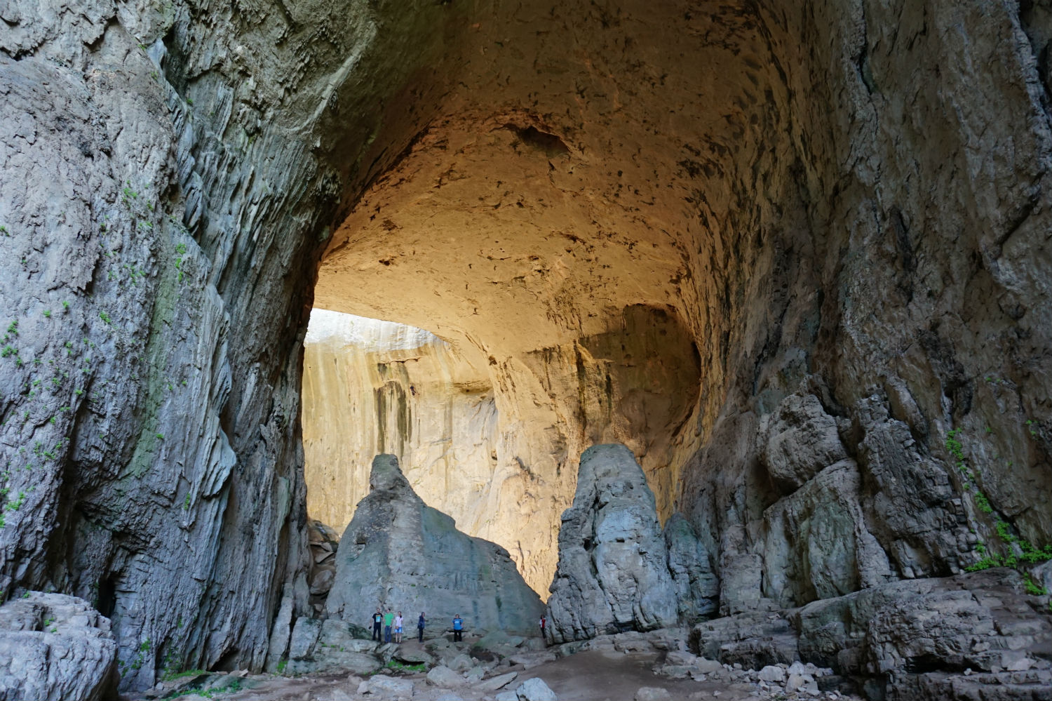 Проходна - най-магнетичната пещера в България