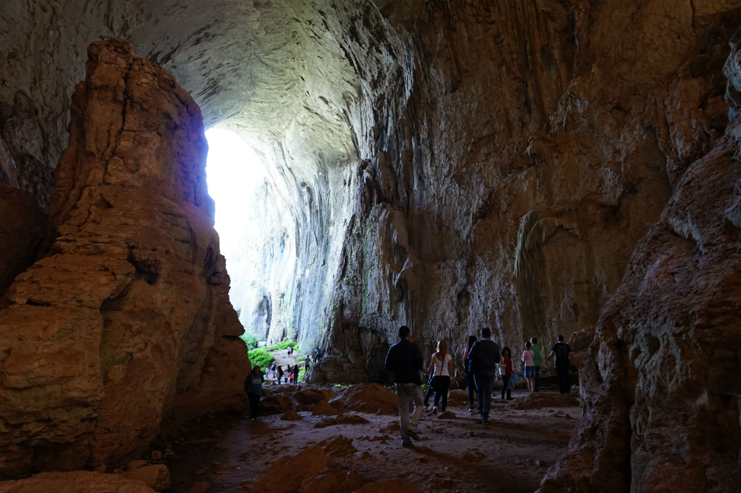 Проходна - най-магнетичната пещера в България