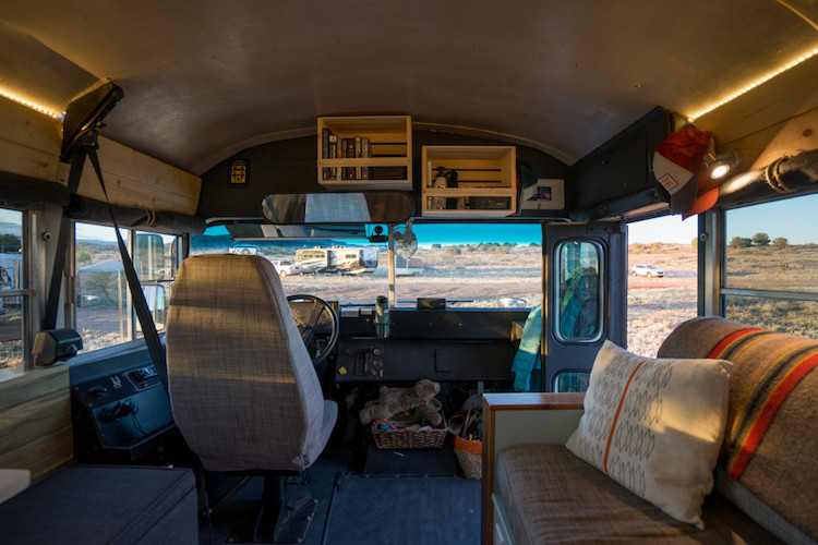 Училищни автобуси, преобразувани в малки мобилни домове
