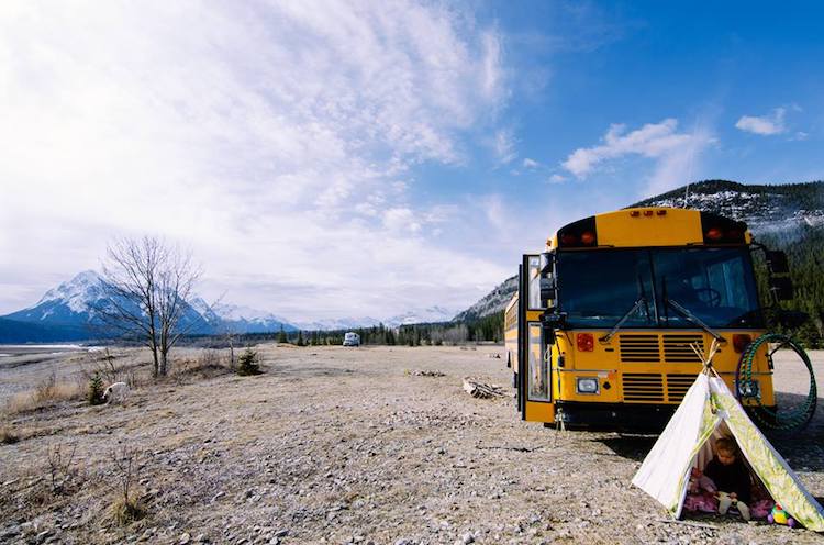 Училищни автобуси, преобразувани в малки мобилни домове