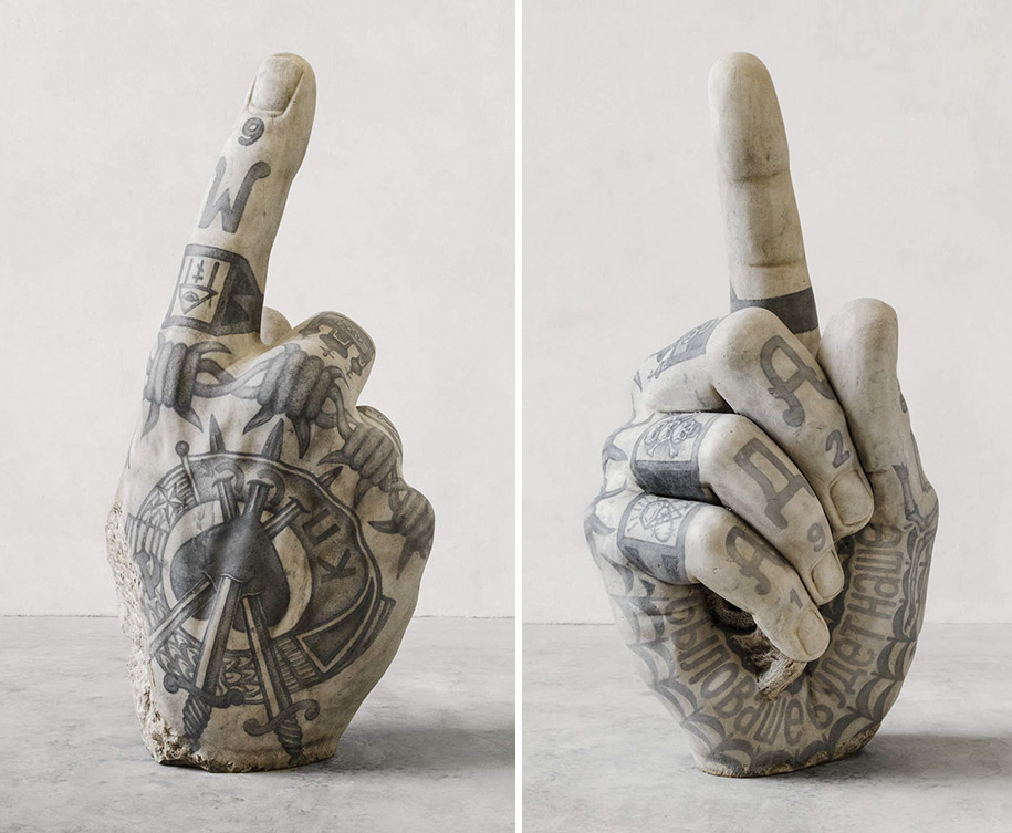 Класически скулптури с мафиотски татуировки