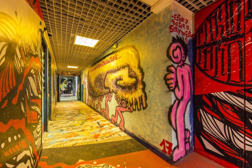 Студентско общежитие, покрито изцяло с графити