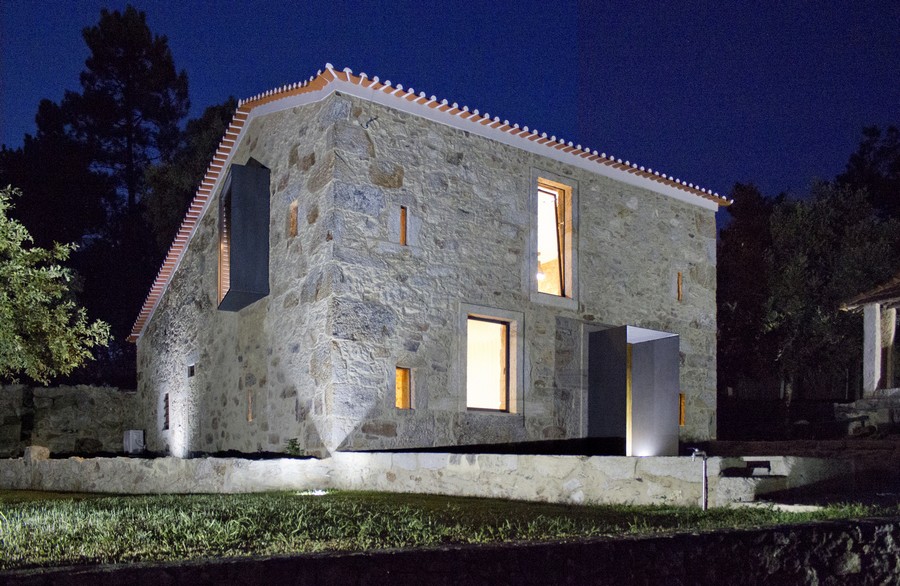 Реставрирана каменна къща с модерен интериор