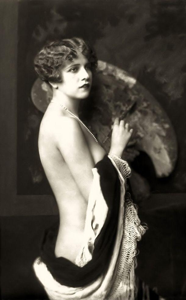 За ценителите на женската красота: елегантна еротика от началото миналия век