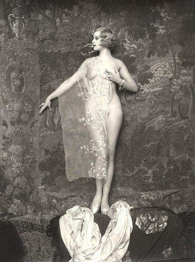 За ценителите на женската красота: елегантна еротика от началото миналия век