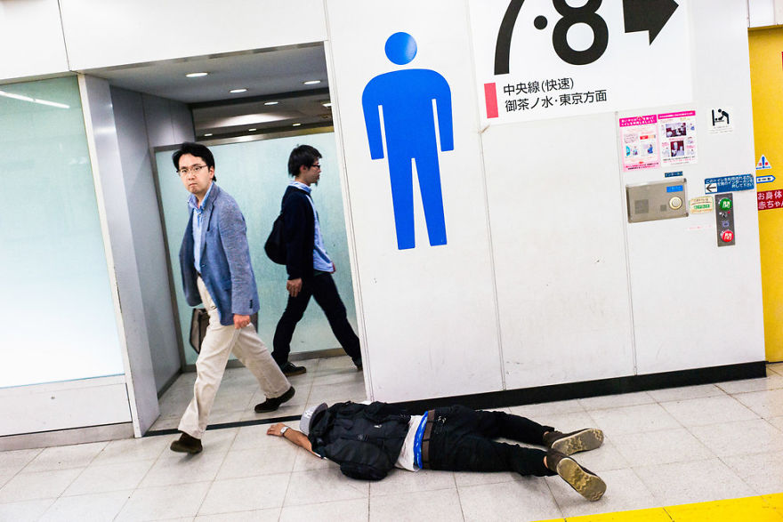 Шокиращи снимки на пияни японци в грозни сцени